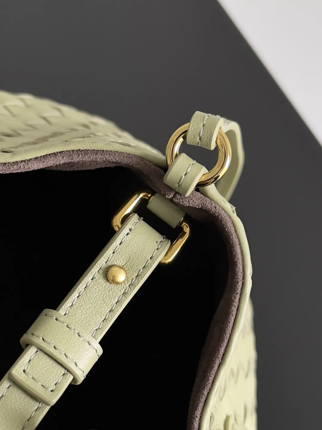 Batch 1660 BOTTEGA VENETA 2025 new product pinacoteca has super soft leather, and the weaving function, practicality and relaxed fashion sense have not fallen behind❤️‍🔥Amway has given sisters a must-have bag when going out. The size of the bag also accurately meets the commuting needs of urban beauties. It can accommodate mobile phones, keys, lipstick, powder, sunscreen, shopping bags...all of it! ! ! 🔥The capacity should not be underestimated~ It does not choose people, clothes, or occasions. With its majestic curved outline, exquisite woven texture, delicate edges and rounded handles, this woven vegetable basket bag truly achieves the goal of "dressing up and being fashionable without getting in the way"~ Are you interested in Jimei? Style number: 819004 Size: 24*15*12cm